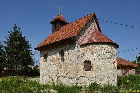 POZVÁNKA Srdečne pozývame obyvateľov obce na stretnutie s verejnosťou, kde sa bude diskutovať o budúcnosti obnovy kostola a súvisiacich otázkach. Na stretnutí sa zúčastní zástupca katolíckej cirkvi z Komárna a reštaurátor poverený obnovou kostola. Dátum a čas: 11.02.2026 (streda), 16:00 hod. Miesto: miestny kultúrny dom Všetkých záujemcov srdečne očakávame!   MEGHÍVÓ Szeretettel meghívjuk a falu lakosságát egy lakossági találkozóra, ahol a templom felújításának jövőjéről és a kapcsolódó kérdésekről lesz szó. A találkozón részt vesz a komáromi katolikus egyház képviselője és a templom felújításával megbízott restaurátor. Időpont: 2026.02.11 (szerda), 16:00 óra Helyszín: a helyi kultúrház Minden érdeklődőt várunk!