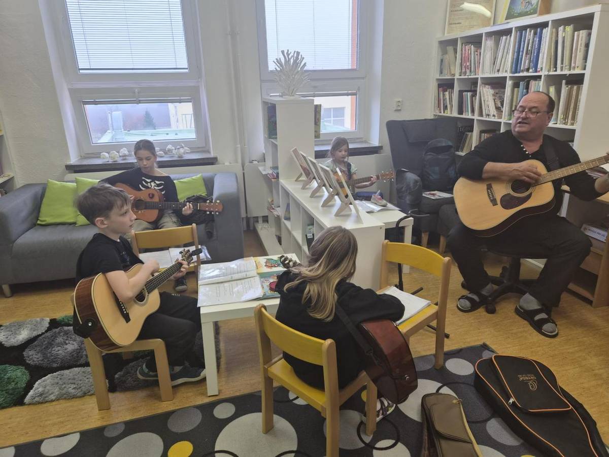 Zpívání s kytarou ve 3. C