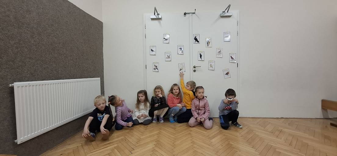 Naši předškoláci se spolu s prvňáky zapojili do zajímavého učení o ptáčcích. Během aktivity se učili, čím ptáky krmit, a procvičovali orientaci v prostoru při chůzi v síti, kdy se naváděli podle směrů. Na závěr si mohli poslechnout zvuky ptáků.