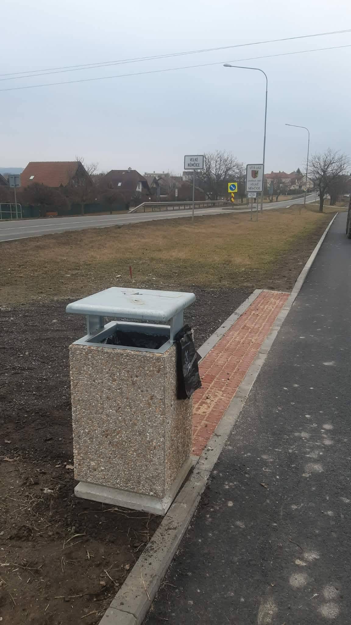 Na žádosti občanů byly dnes instalovány na cyklostezku dva odpadkové koše se sáčky na psí exkrementy. Děkujeme, že je budete využívat.