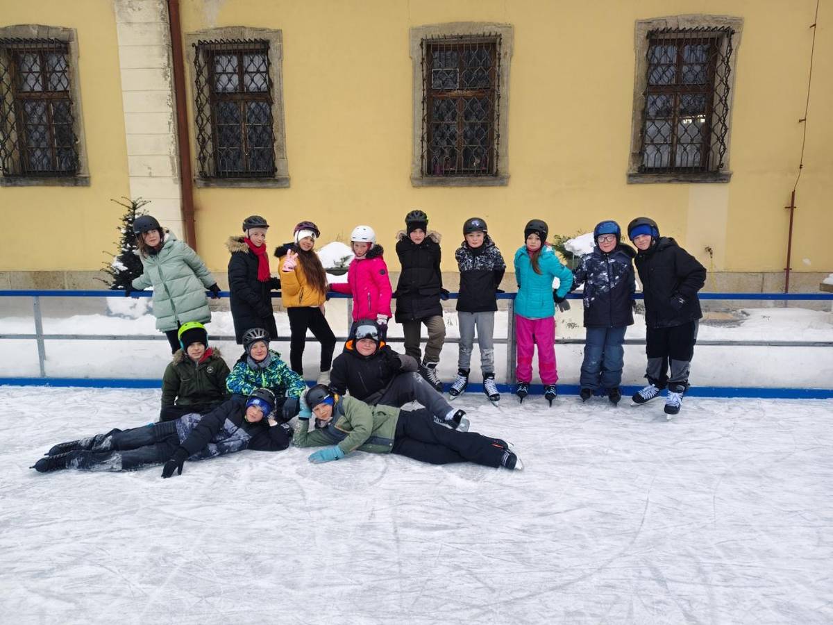 Leden jsme v 6. třídě odstartovali pěkně zhurta. Poprvé se náš třídní výběr zapojil do školního kola anglické olympiády. Někdo zazářil, někdo zjistil, že „practice makes perfect“, ale hlavně – máme cennou zkušenost do příštího roku.
