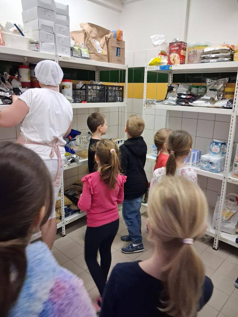 Děti z přípravné třídy se ve středu vydaly na návštěvu do školní kuchyně v rámci týdenního tématu – povolání.