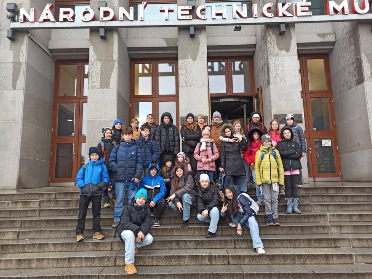 Dne 5. 12. 2025 se žáci 6. A zúčastnili přírodovědné exkurze v Národním zemědělském muzeu v Praze s programem Fotosyntéza a následně fyzikální exkurze v Národním technickém muzeu v Praze.