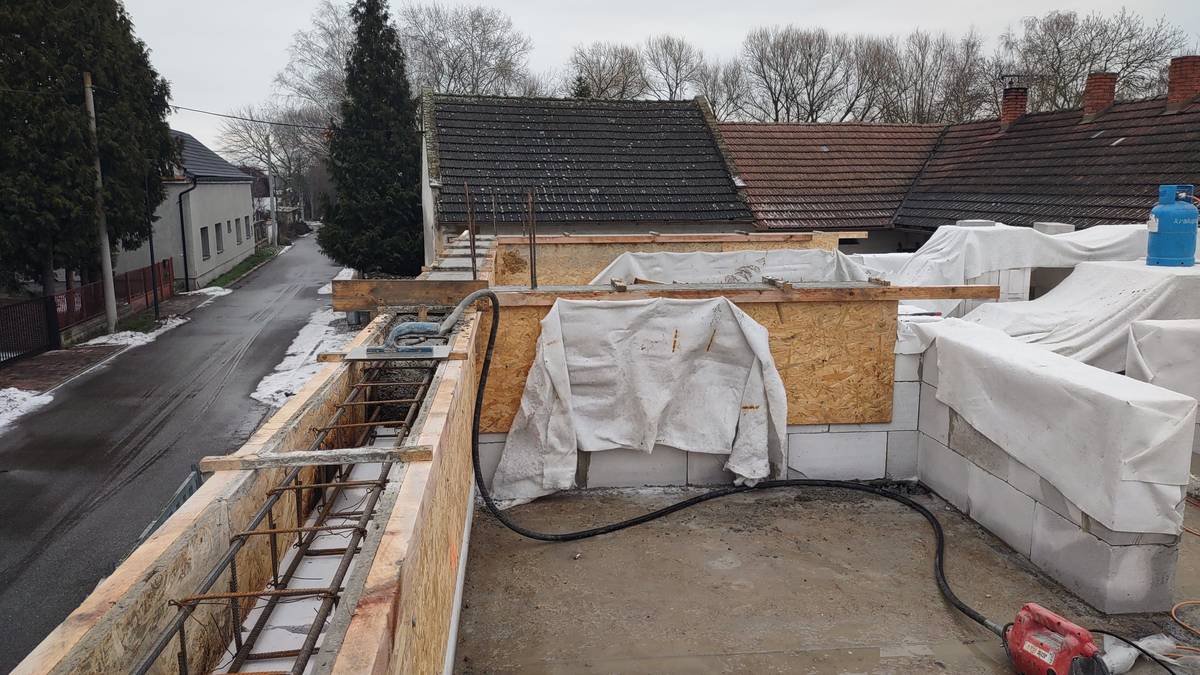 Dobrý den sousedé, upozorňujeme, že zítra - ve čtvrtek 12.2. dojde k omezení průjedu, tedy ulice nebude průjezdná, z důvodu čerpání betonu pumpou do věnců v horním patře Pastoušky. Cisterna s betonem bude stát na silnici, akce se předpokládá v době mezi 12-14 hod. Děkujeme za pochopení, Jitka Štyksová