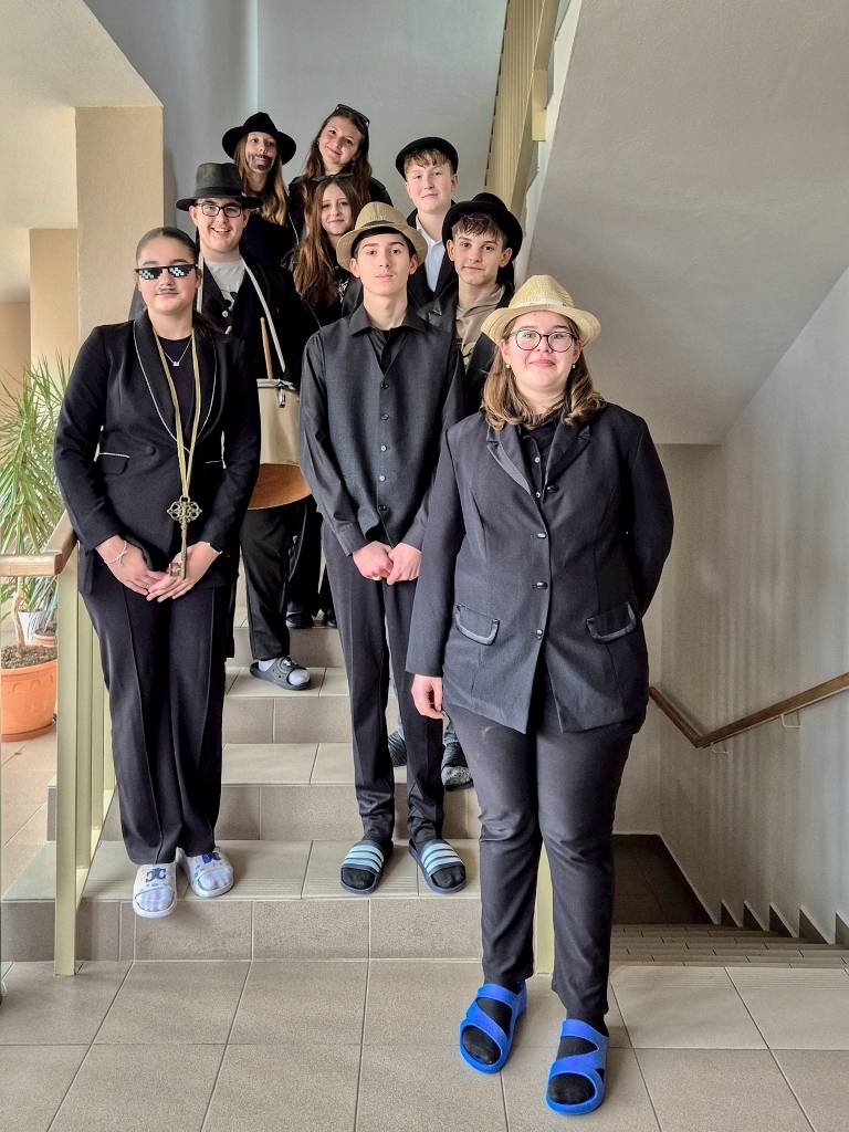 Ve středu 11. února se naše škola proměnila v místo plné nejrůznějších masek. Proběhl totiž tradiční Masopust, na který se všichni moc těšili. Ve třídách se objevily pohádkové postavy, zvířata i originální nápadité kostýmy.