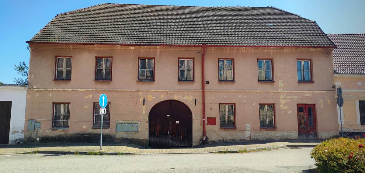 Srdečně zveme všechny obyvatele Lomnice nad Lužnicí na veřejné projednání k plánované výstavbě nového multifunkčního centra namísto bývalého Svazarmu. Kdy: 17. února od 17:00 Kde: studovna staré radnice     Cílem setkání je otevřeně mluvit o budoucím využití objektu a dát prostor vašim nápadům, podnětům a potřebám. Zajímá nás, co by podle vás mělo v budově vzniknout a jak by mohla co nejlépe sloužit obci a jejím obyvatelům. Diskusi povede nezávislý facilitátor, který zajistí, aby měl každý možnost se zapojit a aby debata probíhala věcně a s respektem k různým pohledům. Přijďte se zapojit, sdílet své názory a spoluutvářet podobu tohoto místa. Těšíme se na setkání s vámi Martin Paroubek, investiční technik města