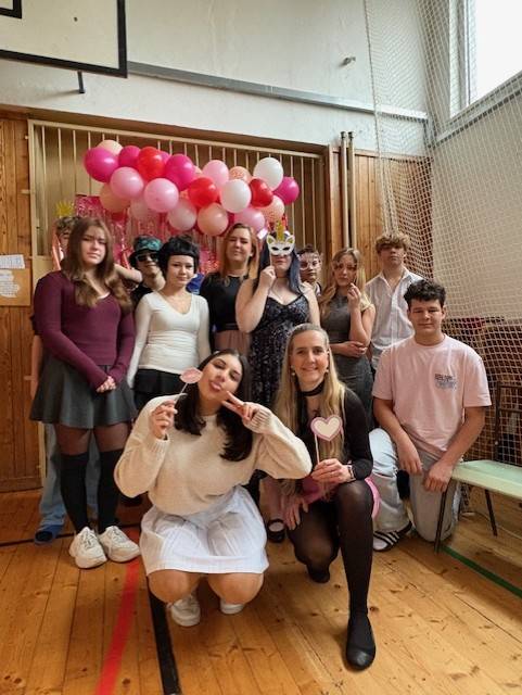 Svatý Valentýn, který se prolíná reáliemi anglického jazyka, letos vyšel na období jarních prázdnin, rozhodli jsme se proto věnovat projektu “Svatého Valentýna“ v hodinách cizích jazyků už s předstihem v prvním únorovém týdnu.