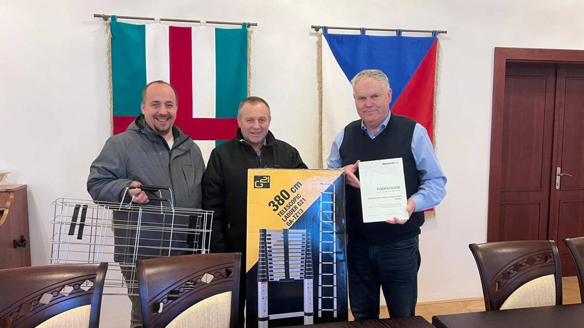 Za pomoc během povodní v září roku 2024 bylo jednotce SDH Nejdek předáno vybavení, které využijí pro svou práci.