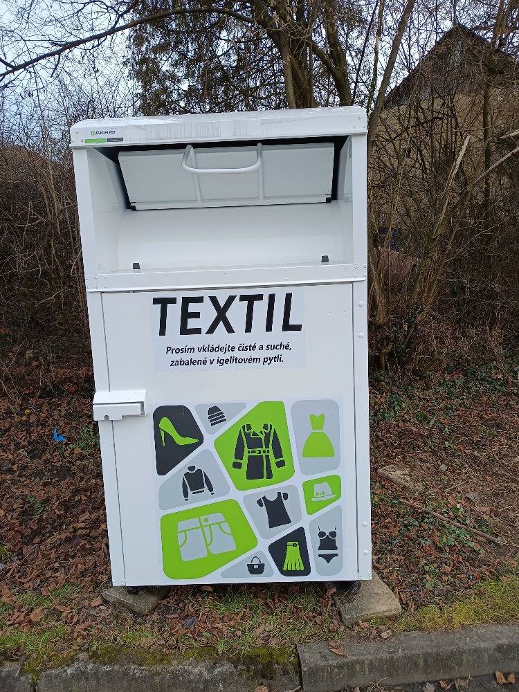 Na parkovišti u obchodu je umístěn nový kontejner na textil. Ten zde vkládejte prosím pouze čistý, suchý a zabalený v igelitovém pytli. Další možnost odložení textilu je na sběrném dvoře, kde je na tuto komoditu pořízen nový přístřešek. Děkujeme, že třídíte odpad :-)