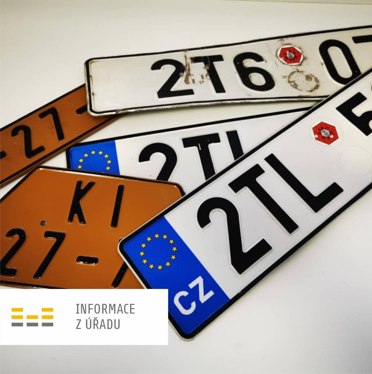 Od 1. března mohou úřady obcí s rozšířenou působností v rámci celé ČR začít skartovat značky vozidel vyřazených z provozu, které jsou dlouhodobě uloženy v tzv. depozitu. V tomto případě dojde i ke skartování původního osvědčení o registraci vozidla. Konkrétně se k tomuto datu jedná o vozidla, která byla vyřazena z provozu před 1.3.2023. Postupně se tato zákonná úprava bude týkat všech vozidel, jejichž vyřazení z provozu přesáhne nepřetržitě dobu tří let. V případě, že chcete likvidaci původní značky předejít, lze do konce února, případně do konce tříleté doby nepřetržitého vyřazení z provozu, podat na úřadě, kde je značka uložena, žádost o její zachování. Tento úkon je zpoplatněn částkou 200,- Kč. I v případě, že úřad značky skartuje, vozidlo nezaniká, nadále zůstává v registru se statutem „vyřazeno z provozu“. Při následném ukončení vyřazení budou zdarma vydány nové registrační značky a nové osvědčení o registraci vozidla.