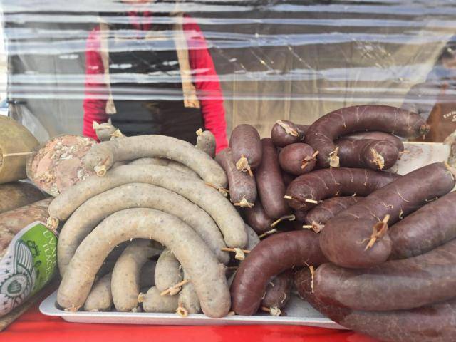 Masopust se letos v Přerově ponese ve znamení tradičního veselí, masek a dobrého jídla. V sobotu 14. února se centrum dění soustředí na náměstí T. G. M., kde budou od 8 do 13 hodin probíhat masopustní trhy a hody. Návštěvníci se mohou těšit na nabídku tradičních masopustních pochutin a zabijačkových specialit, které k tomuto období neodmyslitelně patří. Kolem 9.30 hodin se na náměstí shromáždí masky, které převezmou masopustní právo a vydají se průvodem ulicemi města. Veselí ale tentokrát nekončí v centru – ve 13 hodin se průvod přesune do Předmostí, kde se masky objeví na místním náměstíčku a přenesou masopustní rej i do této místní části. Celý den doplní hudba, tanec a lidové scénky v duchu starých obyčejů. Pořadatelem akce je Folklorní soubor Haná Přerov, který zve veřejnost, aby se k oslavám připojila a užila si jednu z nejveselejších lidových tradic