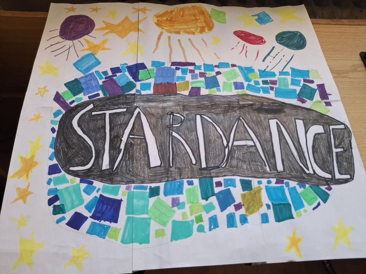 Po prolenošených Vánocích jsme si chtěli dát trošku do těla, proto nám přišla vhod soutěž, která vyžaduje poměrně dost pohybu. StarDance aneb Když družina tančí je soutěž pro všechny, kdo milují tanec a hudbu. A nemá žádné limity, co se stylu tance týká.