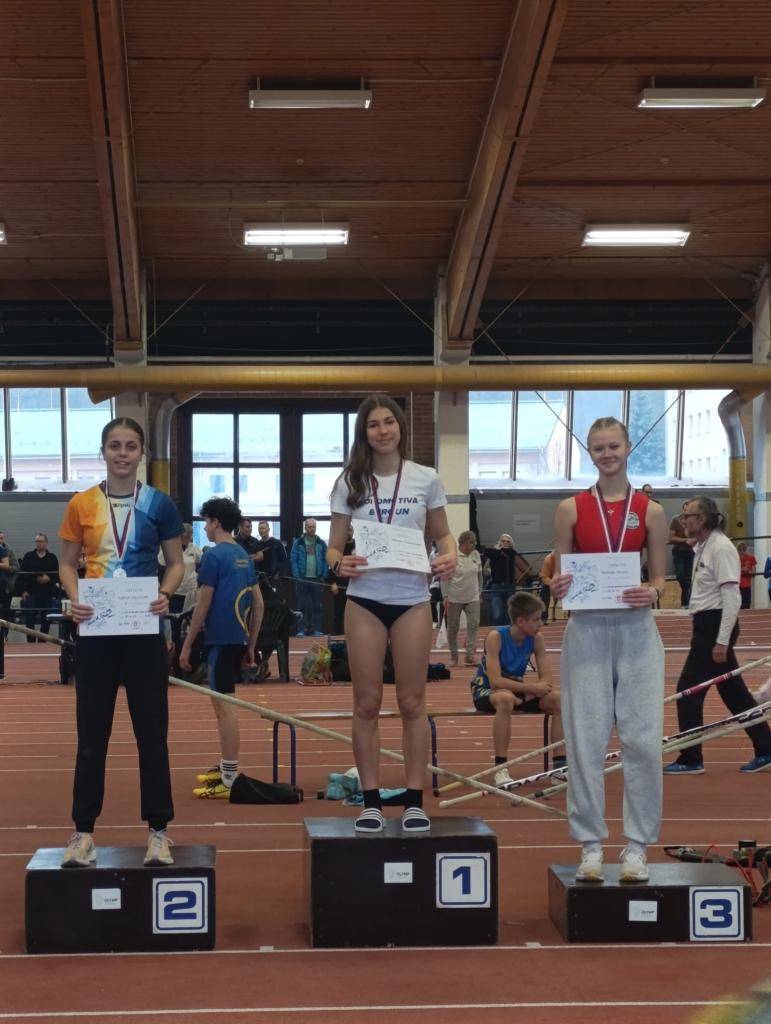 Na Mistrovství Středočeského kraje v kategorii žactva získali berounští atleti kompletní sadu medailí, když zlatá patřila Karolíně Valachovičové v běhu na 60 m překážek.