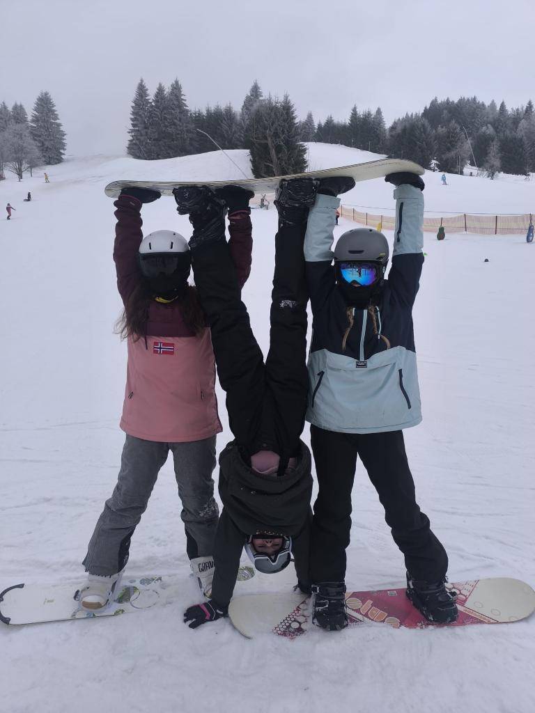 Letošní "lyžák" proběhl v Jeseníkách na Ostružné od pondělka 26.1. do čtvrtku 29.1. 2026. Podívejte se na momentky ze svahu, pobytu i cestování!  Podrobnou reportáž přidáme, až ji účastníci vytvoří ...