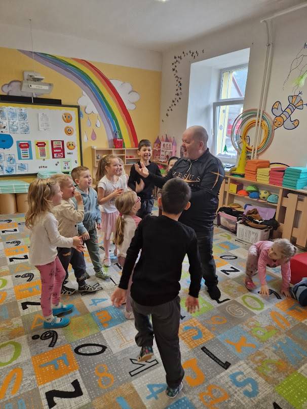 Ve čtvrtek 5.2. navštívil naši MŠ Alan - rodilý mluvčí ze Skotska. Děti si užily zábavné dopoledne plné her, písniček a tanečků.