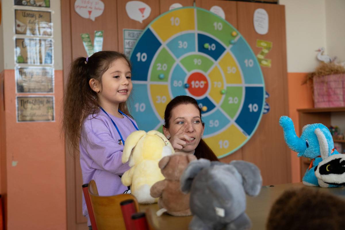 CHODOV (11. 2. 2026) – Chodovské základní školy zapsaly v úterý 10. února budoucí prvňáčky. V letošním roce rozeslala radnice rodičům celkem 132 pozvánek, což je o šest méně než v předchozím roce, kdy jich bylo 138. Konečné počty zapsaných dětí a skutečné zářijové nástupy do škol se však obvykle liší. Důvodem bývá nejčastěji stěhování rodin nebo odklady povinné školní docházky. Letošní zápisy se konaly přibližně o dva měsíce dříve než v minulých letech. Tato změna, platná od roku 2026, má umožnit včasnější řešení případných odkladů školní docházky.