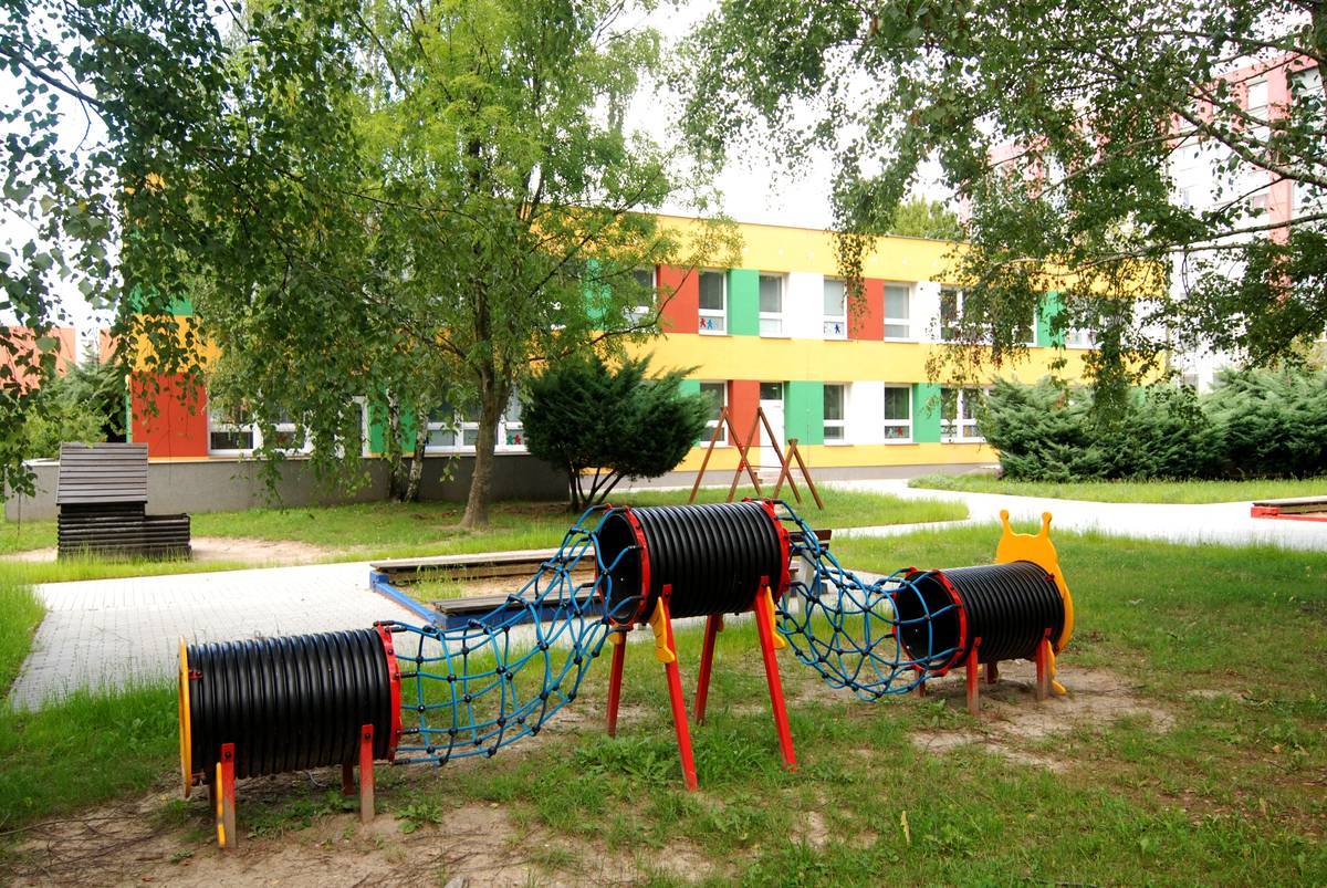 Zápisy dětí do mateřských škol v obvodu Ostrava-Jih pro letošní školní rok proběhne ve dnech 16. a 17. března 2026 v jednotlivých školkách. Registrace žádostí k přijetí k předškolnímu vzdělávání bude zahájena od 2. března 2026 přes portál předškolního vzdělávání na adrese https://ms.ostrava.cz/  Vyplněnou přihlášku musí zákonný zástupce přinést do příslušné mateřské školy ve dnech zápisu. Těm, kdo nemá možnost vyplnit přihlášku elektronicky, ji poskytne mateřská škola v listinné podobě.  Předškolní vzdělávání se organizuje zpravidla pro děti ve věku od tří do šesti let, o přijetí dítěte rozhoduje ředitel/ka mateřské školy. Předškolní vzdělávání je povinné pro děti, které dosáhnou pátého roku věku ke dni 31. srpna 2026. Rodiče jsou povinni zapsat své dítě k povinnému předškolnímu vzdělávání, neučiní-li tak, dopustí se přestupku, za který jim může být vyměřena pokuta až pět tisíc korun. Počet přijatých dětí podléhá stanovené kapacitě mateřské školy.     Přehled mateřských škol je zveřejněn na webových stránkách www.jihzije.cz