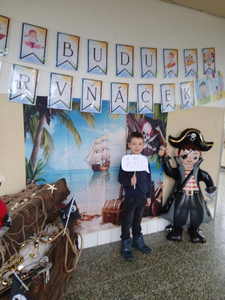 Zápis v pirátském stylu se v naší škole konal v pátek 6. 2. 2026. Děti se během zápisu popasovaly s několika úkoly a ukázaly, že jsou velmi šikovné a že je pro ně překonávání překážek hračka. Zároveň se seznámily s paní učitelkami, které budou od září ve škole potkávat. Tak hurá do školy :-).