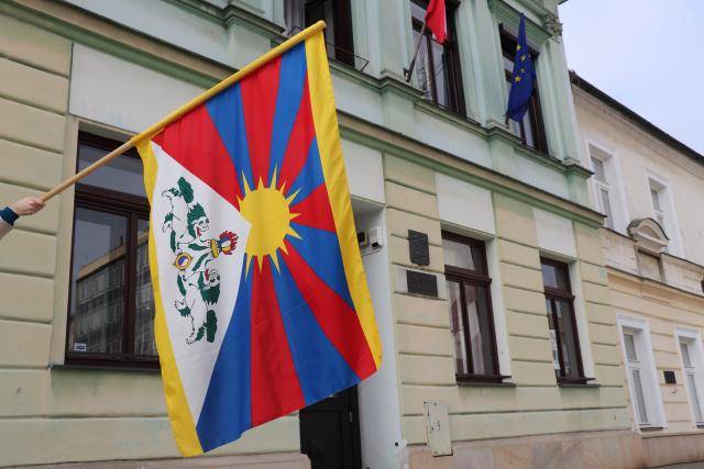 Přerov se i letos zapojí do mezinárodní kampaně Vlajka pro Tibet. Rada města tento týden schválila účast v této symbolické akci a v úterý10. března bude na okně radnice vyvěšena tibetská vlajka. Město Přerov se do této iniciativy zapojuje pravidelně od roku 2015.Kampaň Vlajka pro Tibet každoročně připomíná výročí tibetského povstání proti čínské okupaci z roku 1959, které bylo násilně potlačeno. Jejím cílem je vyjádřit solidaritu s tibetským národem a upozornit na dlouhodobé porušování lidských práv v Tibetu i na ohrožení tibetské kultury, identity a způsobu života. Česká republika se ke kampani připojuje od roku 1996 a každoročně se do ní zapojují stovky obcí, měst a krajů.  Podnět k zapojení města Přerova vzešel od spolku Lungta, který kampaň v České republice dlouhodobě koordinuje. Název Lungta znamená v překladu „větrný kůň“ – tradiční tibetský symbol štěstí, životní energie a dobrého osudu. Spolek se zaměřuje na šíření ověřených informací o Tibetu, jeho kultuře, historii a současné situaci.