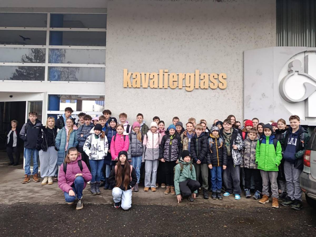 Dne 10. února se žáci druhého stupně naší školy zúčastnili exkurze do sklárny Kavalier v Sázavě, která patří mezi významné výrobce varného a laboratorního skla v České republice.