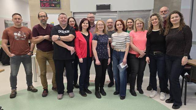 Letošní celoroční kampaň na podporu dárcovství krve se v Přerově naplno rozběhla. Na hematologicko‑transfuzním oddělení přerovské nemocnice se dnes sešli zaměstnanci přerovského magistrátu, aby společně podpořili dobrou věc. Únorovým patronem kampaně, která vyzývá k zapojení významné zaměstnavatele ve městě, je právě Magistrát města Přerova. Jeho pracovníci se do ní zapojili prostřednictvím hromadného odběru krve na základě výzvy tajemníka úřadu Petra Mlčocha. Zájem o účast projevilo dvacet zaměstnanců, k samotnému odběru se však kvůli nachlazení či jiným zdravotním obtížím dostavilo čtrnáct z nich. Pro pět účastníků šlo o vůbec první zkušenost s darováním krve, další se k dárcovství vrátili po delší přestávce. Akce se zúčastnil také náměstek primátora Tomáš Navrátil, který se k dárcům připojil a plánuje v darování krve pokračovat i nadále. Zapojení Magistrátu města Přerova do kampaně má za cíl nejen přímou pomoc lidem odkázaným na transfuzi, ale také motivovat širokou veřejnost k pravidelnému darování krve.