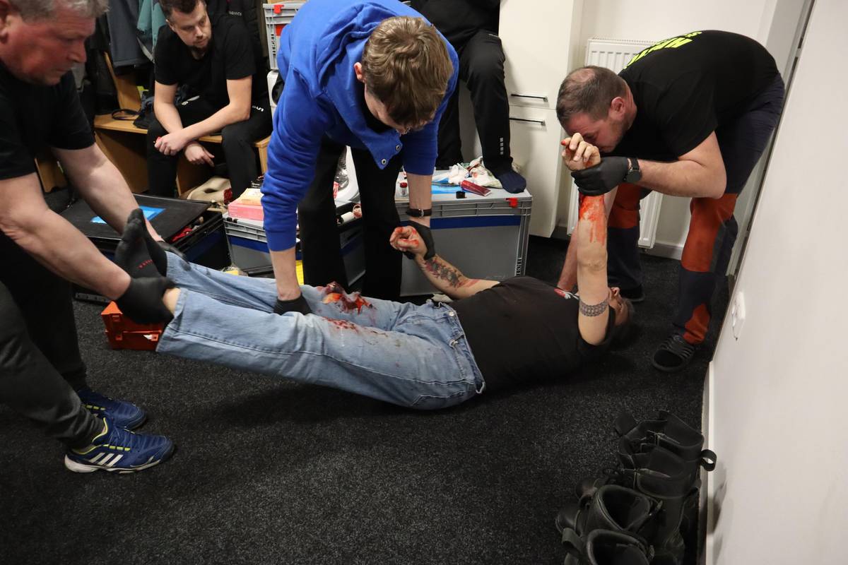 O uplynulém víkendu 7. - 8. 2. 2026 se v prostorách nové hasičské zbrojnice ve Štáblovicích uskutečnil kurz EFEKTIVNÍ PRVNÍ POMOCI V KRIZOVÝCH SITUACÍCH připravený společností Team Raven.. Kurzu se zúčastnili členové jednotky JSDH Štáblovice, trenéři SK Štáblovice a Sportovního klubu Střelců. Kurz byl zaměřen na poskytnutí první pomoci, jednání v krizových situacích a zvládnutí stresu, komunikaci a život zachraňující úkony. Přítomní účastníci obdrželi certifikát o úspěšném absolvování kurzu. Věříme, že účast na tomto kurzu pomůže absolventům při zvládání krizových situací a poskytnutí efektivní první pomoci, což bylo hlavním záměrem při pořádání této akce.