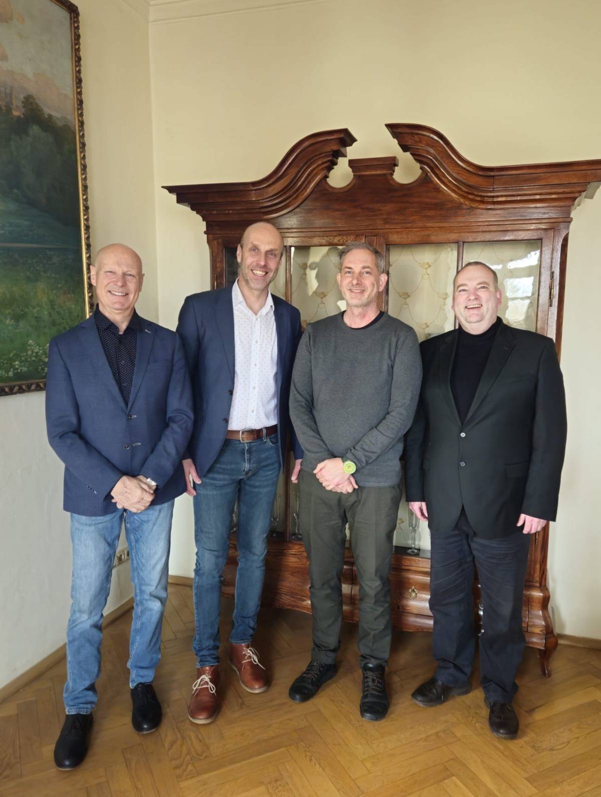 Dnes, 12. 2. 2026, byl s účinností od 1. 3. 2026 na základě výběrového řízení do funkce ředitele příspěvkové organizace Chvalský zámek jmenován pan Ondřej Sedláček, a to za účasti zástupců vedení městské části: starosty Mgr. Petra Měšťana, místostarosty Richarda Stáry a radního pro kulturu Mgr. Ladislava Stýbla. Chvalský zámek tak získává ředitele, který jej po dlouhá léta úspěšně formoval z pozice kurátora a který má nesporné zásluhy na tom, že dnes představuje jednu z nejvýraznějších a nejsledovanějších kulturních institucí nejen na východním okraji hlavního města Prahy. Vítězná koncepce pana Sedláčka počítá s dalším rozvíjením stávajících úspěšných aktivit i s novými projekty, které slibují další rozvoj kultury, komunitního života a umění v naší městské části. Novému řediteli gratulujeme a jemu i Chvalskému zámku přejeme mnoho úspěchů a spokojených návštěvníků.