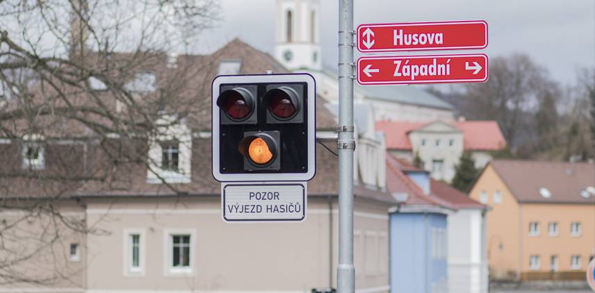 U hasičské zbrojnice byly nově instalovány semafory, které upozorňují řidiče na výjezd zásahových vozidel. Cílem tohoto opatření je zvýšit bezpečnost nejen samotných hasičů, ale i ostatních účastníků silničního provozu.