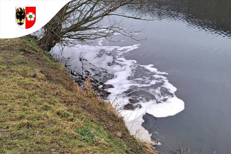 Došlo k poruše odkalovací nádrže. Porucha je nahlášena a situace řešena.     Na základě dostupných informací nepředstavuje pěnění zásadní riziko pro životní prostředí ani zdraví obyvatel.