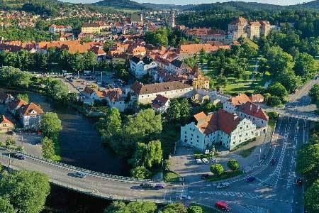 Investice do infrastruktury a veřejného prostoru patřily k hlavním tématům jednání Rady města Český Krumlov v posledním měsíci. Radní se zabývali mimo jiné opravami komunikací, modernizací veřejného osvětlení či obnovou čistírny odpadních vod. Vybrali jsme nejzajímavější body.