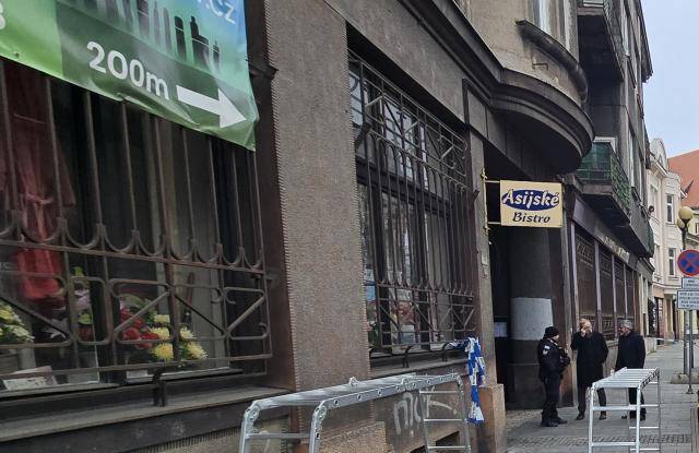 Aktualizujeme tiskovou zprávu z 10. února: Na základě dnešní kontroly statického zajištění, kterou provedl autorizovaný statik, bylo zjištěno, že provedené zajištění je dostatečné a pasáž může být zpřístupněna pro pěší. Do doby provedení definitivních oprav objektu však nesmí do prostor pasáže vjíždět automobily ani jiná technika.                               Číst dál...