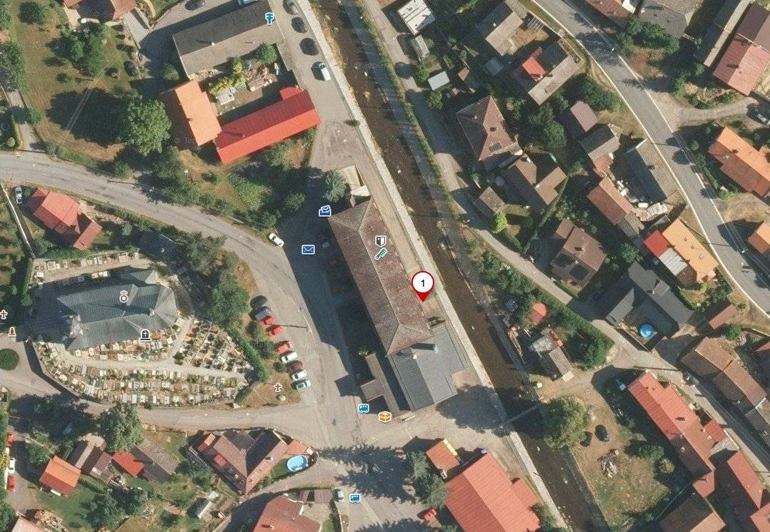 Nový kontejner na textil je umístěn za kulturním domem, na sběrném místě určeném pro sklo a elektroodpad. Svoz starého textilu nově zajišťuje společnost AVE CZ Žďár nad Sázavou. Textil prosím vhazujte pouze v uzavřených plastových pytlích. Stávající kontejner u prodejny COOP bude v nejbližší době odstraněn. Připomínáme, že textil vhodný k dalšímu využití – případně hračky – lze také odkládat na určeném místě v suterénu kulturního domu, případně po telefonické domluvě. Tento textil sváží v rámci sbírky Diakonie Broumov.