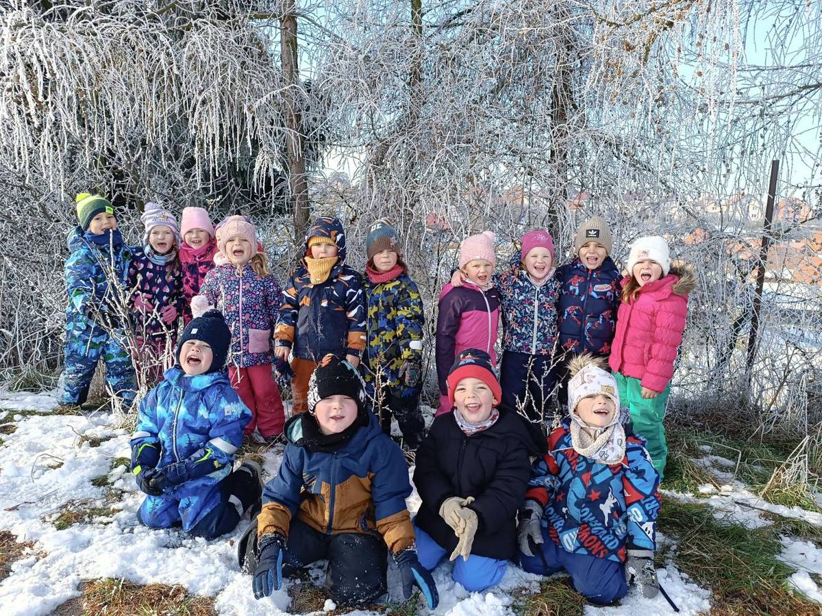 Aj keď vonku vládne chladné počasie, v našej škôlke sme uplynulé dva mesiace prežili v atmosfére plnej tepla, radosti a nezabudnuteľných zážitkov. December sa niesol v znamení kúzelných predvianočných príprav a január nám priniesol nielen snehové vločky, ale aj mnoho príležitostí na spoločné učenie