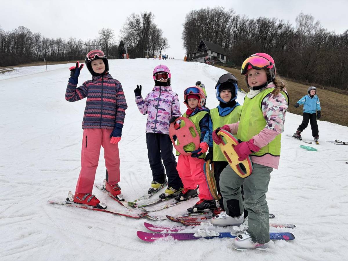 I náš letošní lyžařský výcvik probíhá v Němčičkách. Počasí nám přeje, sněhu je zatím dostatek a podmínky jsou velmi dobré.  Děti jsou nadšené, dělají velké pokroky a každý den si odvážejí nové zážitky i lyžařské dovednosti. Oceňujeme jejich snahu i dobrou náladu, která je provází na svahu i mimo něj