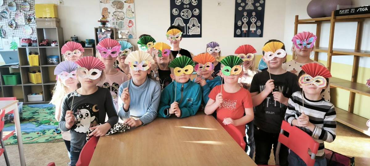 V naší školní družině probíhá pestrá škála aktivit, při kterých se děti nejen baví, ale také rozvíjejí své dovednosti a kreativitu.