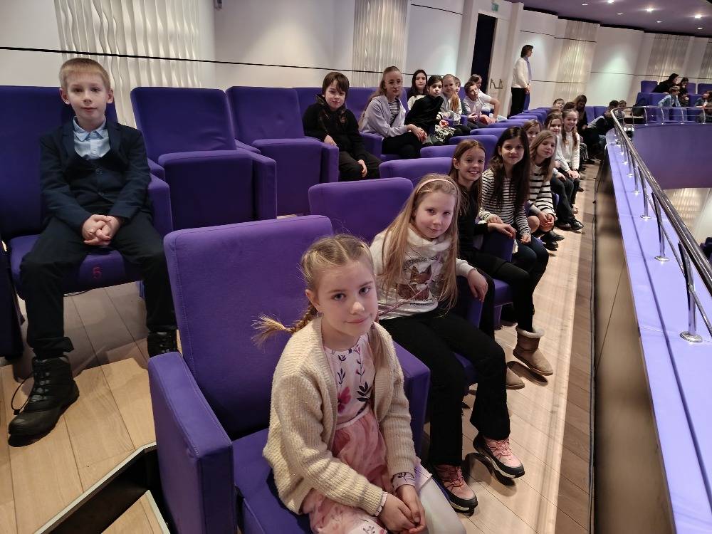 Žáci 4. ročníku se vydali na kulturní výlet do Kongresového centra ve Zlíně, kde se zúčastnili výchovného koncertu na motivy známého příběhu Alenka v říši divů za zrcadlem. Tento koncert byl zajímavým spojením hudby, vyprávění a fantazie a nabídl dětem nevšední kulturní zážitek.