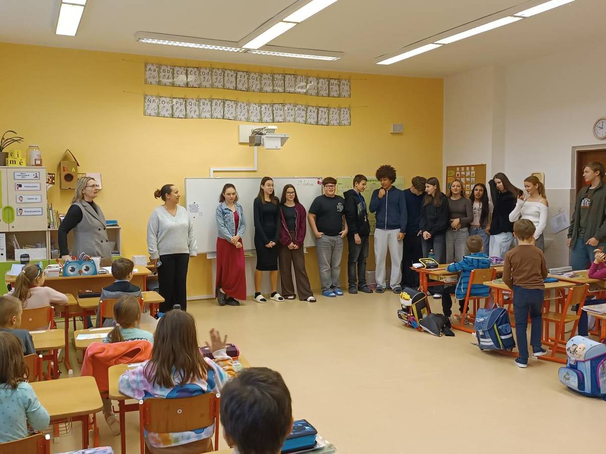 Patroni z 9. B se stali průvodci našich prvňáčků při slavnostním předávání vysvědčení. Malým školákům přišli nejen pogratulovat k jejich prvnímu školnímu úspěchu, ale také jim předali symbolické první pero.