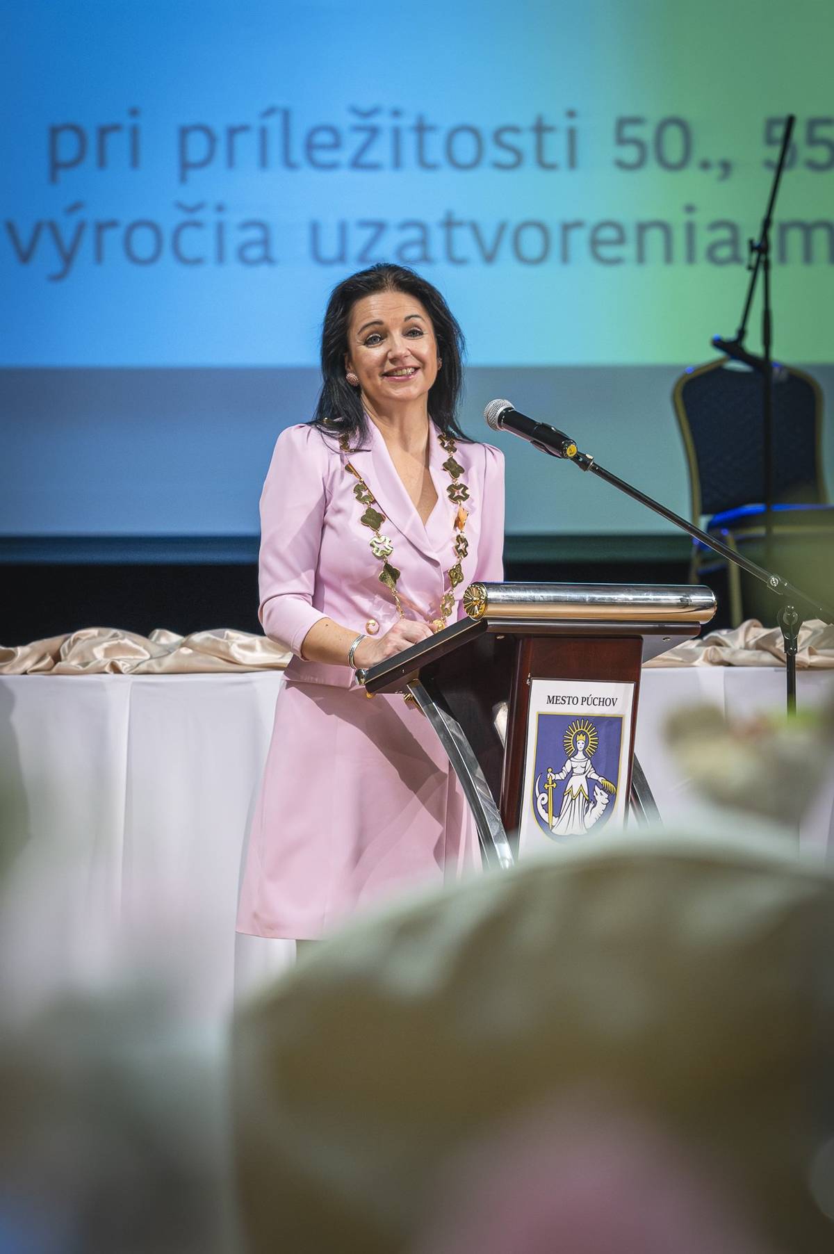 Čo si predstavíte pod týmito slovami? S kým kráčate? S manželom, manželkou, druhom, družkou, priateľom, priateľkou, deťmi, vnukmi, s rodinou...? Vaša odpoveď je určite správna. Predstaviť si osobu, s ktorou je Vám ľahšie na tomto svete, s ktorou zvládnete všetky nielen pekné, slnečné ale aj tie ťažšie a daždivé chvíle, je presne to, čo nás spája ...láska. Stačí si uvedomiť len také jednoduché: „Možno nemáme všetko, ale spolu nám nič nechýba.“ A o to nám išlo aj pri príprave podujatia „Týždeň lásky“, ktorý je venovaný Národnému týždňu manželstva a Dňu zaľúbených. Počas tohto obdobia mesto zorganizovalo viacero podujatí, ktoré sú venované láske, rodine, manželstvu... Nedeľná prechádzka po cyklotrase až do Kúpeľov v Nimnici, kde čakala na každého účastníka skvelá hudba a šálka kávy či čaju a pre iných zase bezplatné korčuľovanie „Ruka v ruke“, pokračovala pondelkovými jubilejnými sobášmi, pri ktorých sme si pripomenuli významné výročia sobášov 16 manželských párov . A veru, bolo čo oslavovať, veď stráviť spolu 50, 55 či 60 rokov manželského života nie je už také obvyklé. Asi naozaj platí, že niektoré sľuby trvajú večne. „Tajomstvom je nájsť niekoho, kto vie byť bez teba, ale on uprednostňuje byť s tebou. Niekoho stabilného, pri kom môžeš ísť spať bez toho, aby si sa pýtal, či ťa zajtra bude milovať alebo nie.“ V dnešnom uponáhľanom svete plnom rozptýlení je ľahké stratiť sa v kolotoči povinností a zabúdať na prítomnosť. Čas beží, dni sa míňajú a hodiny neúprosne tikajú. Keď sa na chvíľu zastavíme, uvedomíme si, že to najdôležitejšie sa deje práve teraz, v každom okamihu sa skrýva priestor pre lásku. „Manželstvo sa neodohráva včera ani zajtra – žije sa teraz. Nie iba v spomienkach na svadobný deň, nie v plánoch na dovolenku o pól roka – ale v tom ako sa na seba pozrieme, ako si povieme "ďakujem", v každodennom objatí, v pohladení či obyčajnom pohári čaju pri kuchynskom stole. Manželstvo nie je o dokonalom načasovaní, ale o ochote byť prítomní – jeden pre druhého, nie je o dokonalých momentoch z fotiek, ale o tých skutočných: o rannom chaose, o malých gestách, ktoré vytvárajú veľké "my".“ Do konca týždňa nás čakajú aj ďalšie akcie venované láske, tak verím, že sa na niektorom podujatí zúčastnite aj so svojimi blízkymi: Čaj pre seniorov, Hviezdny večer s Romanom Pomajbom, Radošínci, Kino pre dvoch....V sobotu, v Deň svätého Valentína nás čakajú Fašiangy na pešej, tak verím, že sa prídete navoňať tou správnou fašiangovou a zaľúbenou atmosférou. Vedeli ste, že prepravná služba „Sociálny taxík“ v meste Púchov oslavuje? Funguje už 5 roky a za tento čas sa stal najobľúbenejšou sociálnou službou v našom meste, ktorá inšpirovala aj iné mestá, čo nás veľmi teší. V aktuálnom vydaní Púchovských novín si prečítate bližšie štatistické údaje a ja dodám len veľké „ďakujem“ nášmu Marekovi, šoférovi a dispečerovi, ale aj celému sociálnemu oddeleniu. Poďakovanie chcem venovať aj organizátorovi Novoročného koncertu ZUŠ Púchov, Janke Marmanovej, riaditeľovi Petrovi Stupavskému, Majke Jašurdovej, hosťovi Emme Drobnej, všetkým účinkujúcim, pedagógom z hudobného, výtvarného i tanečného odboru, moderátorom, zamestnancom Púchovskej kultúry…. Bol to krásny zážitok, čo potvrdil aj záverečný potlesk – standing ovation. Poďakovanie patrí aj rodičom detí za to, že ich podporujú v láske k umeniu, a robia tak náš svet krajším. Novoročný koncert ZUŠ Púchov je už tradične zaradený medzi tie najprestížnejšie podujatia v meste a musím povedať, že tento ročník bol fenomenálny. Krásne prepojenie výtvarného umenia, hudby, spevu, tanca, digitalizácie vytvorilo čarovnú atmosféru. Všetci účinkujúci predviedli skvelé výkony a potešili nielen svojich blízkych, ale i s