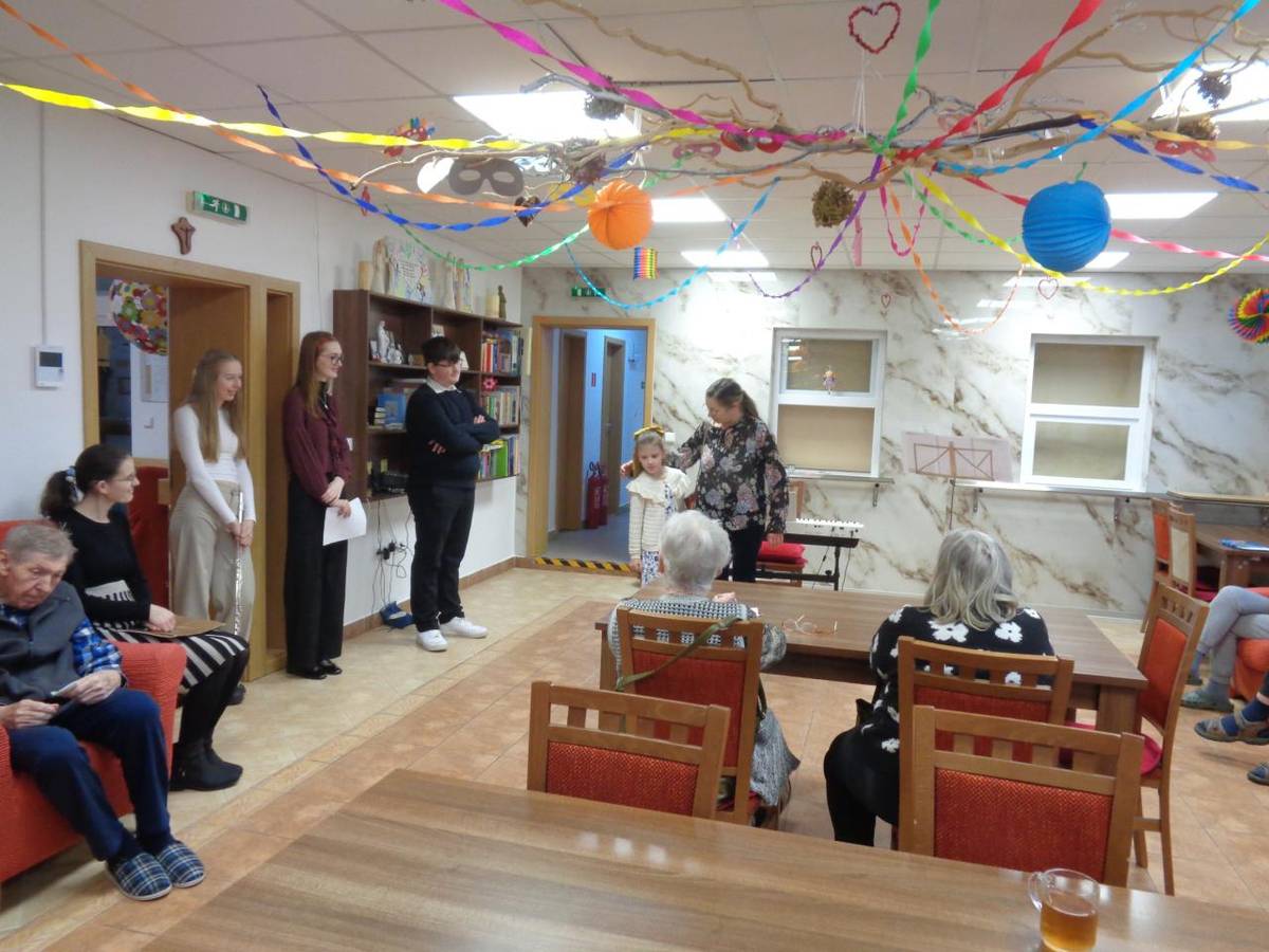 Dnešné pondelkové dopoludnie nám spríjemnili svojou návštevou študenti ZUŠ a konzervatória zo Žiliny. Pod vedením p. profesorky Marty Gáborovej si žiaci pre nás pripravili pásmo uspávanok, polonéz a iných skladieb, ktoré zahrali na klavíri, priečnej flaute a heligónke.