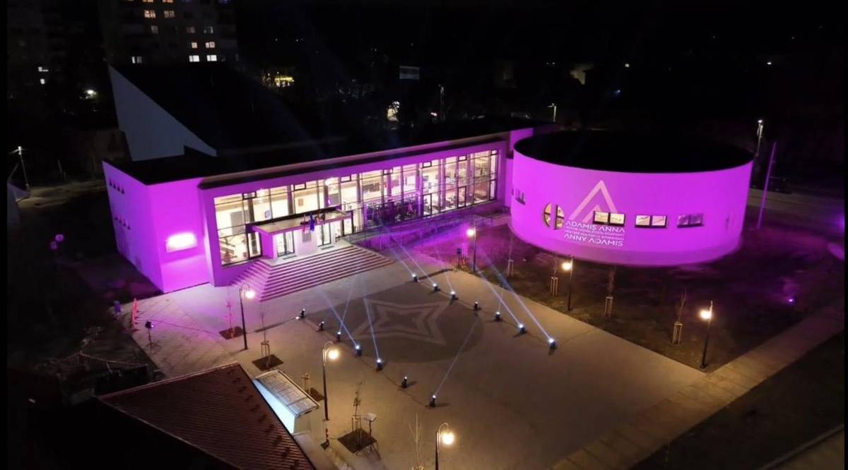 8.februára bolo slávnostne odovzdané Mestské kultúrne stredisko Anny Adamis. Mali sme možnosť vypočuť si výborné príhovory a užili sme si pekný galaprogram. Ďakujeme všetkým, ktorí sa podieľali na realizácii podujatia a oslávili tento výnimočný deň spolu s nami. Zrekonštruovaná budova očakáva aj Vás