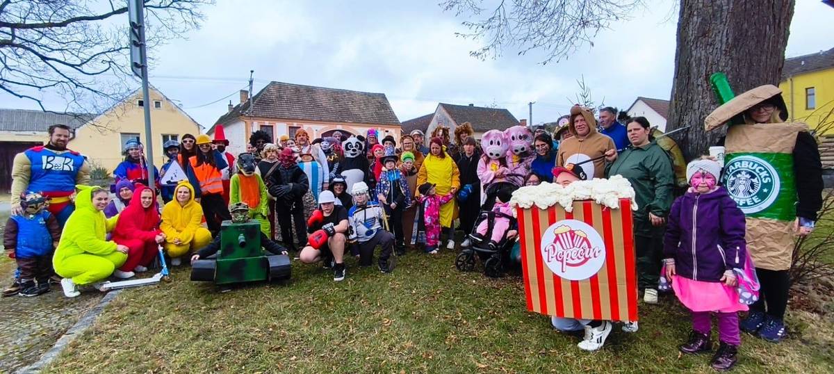 Děkujeme všem za účast na masopustu! Vaše dobrá nálada, masky a energie vytvořily skvělou atmosféru. Sešlo se neuvěřitelných 54 masek! Možná i víc... Těšíme se zase příště!   P.S. Kdo by chtěl poslat fotky, napište Lence J.