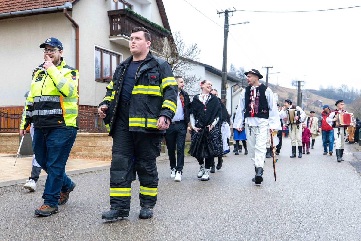 👏...boli, tak ako sa predpokladalo, v znamení tanca, spevu, dobrej nálady a výdatného jedla...  🎼V duchu bujarej zábavy sa niesol celý deň, za ktorým dala bodku fašiangová veselica...   📸Autor fotografií: Peter Sobek