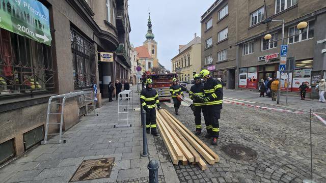 Pasáž v Kratochvílově ulici v centru Přerova musela být dnes okamžitě uzavřena. Důvodem je zjištění závažných technických poruch stropní konstrukce nad suterénem, které bezprostředně ohrožují bezpečnost osob pohybujících se v průchodu do obchodní pasáže, kde se zároveň nachází pracoviště magistrátu. Závada ve sklepní části se týká objektu, který je v soukromém vlastnictví.                               Číst dál...