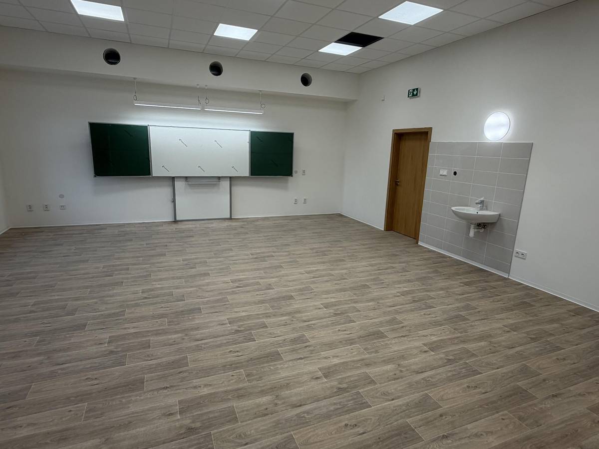 👉 Na sklonku týdne proběhnou domluvené kontroly ze stavebního úřadu a krajské hygienické stanice, v úterý kontrola Hasičského záchranného sboru Středočeského kraje, poté budeme čekat na kladná stanoviska. Pokud to vše klapne 🙏🏻, tak bychom příští víkend stěhovali 🤗.  👉  Nyní dáváme dohromady všechny dokumenty a podklady pro zmiňované kontroly.  👉 Vyhlásíme veřejnou DOBROVOLNICKOU brigádu na stěhování školy, tak Vás již nyní žádáme o Vaši pomoc a podporu.  P.S. Fotit se u toho opravdu nemusíme 🙋🏻♂️.                S pozdravem             Ing. Milan Karásek    starosta městyse Chotětov.