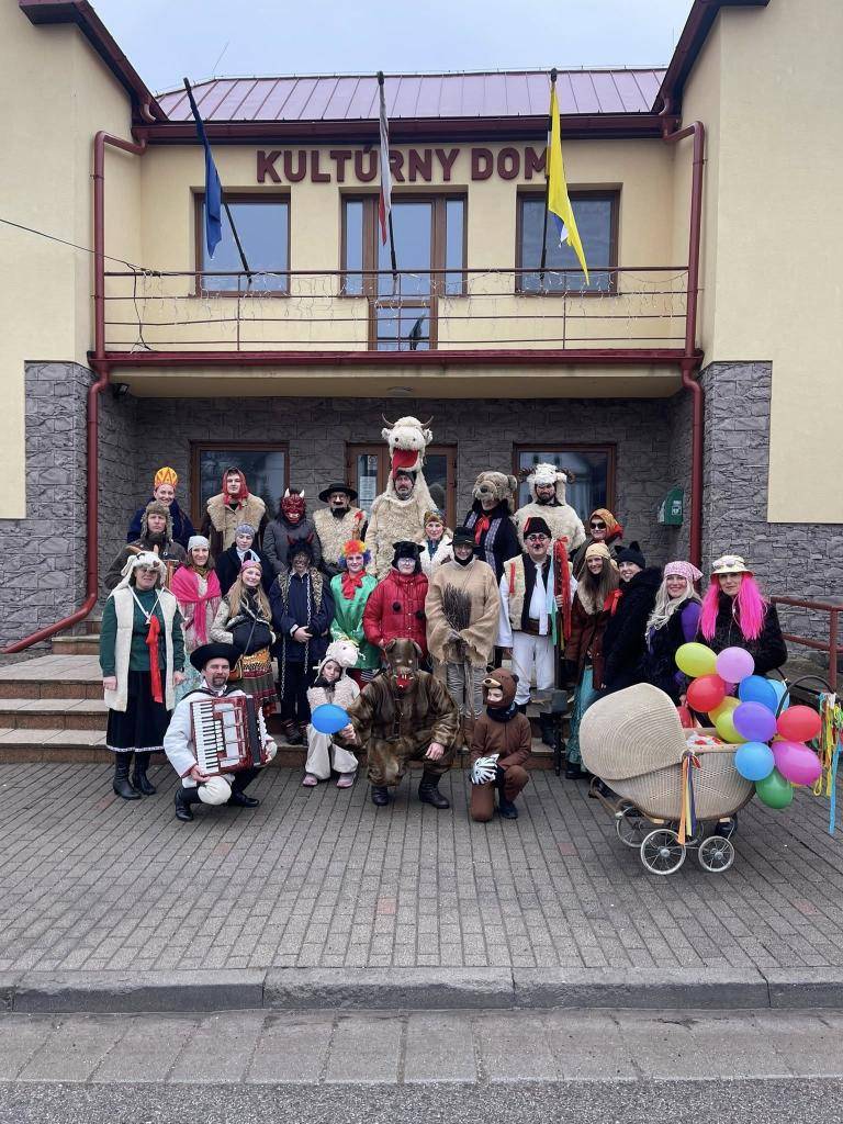 Aj napriek počasiu sa Porubänia vedia stretnúť, zabaviť a udržiavať naše zvyky. Je to super! Kliknite!