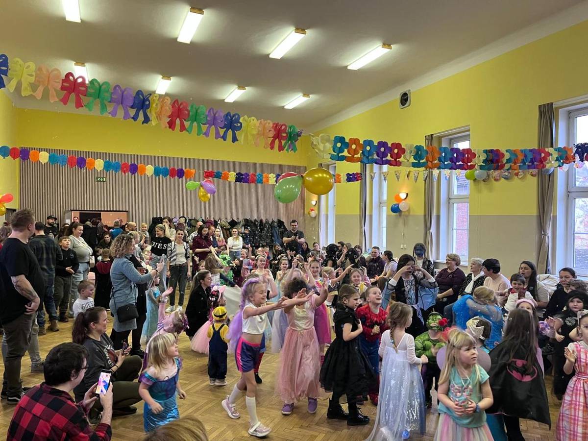 V neděli 8. února odpoledne bylo v kulturním sále Baník ve Zbůchu pěkně živo. Slyšet byla hudba, ale hlavně nadšené dětské výskání a smích. Spolek JO Akcičky ve spolupráci s obcí Zbůch tu uspořádal maškarní bál pro děti plný tanečků, her a překvapení. Zúčastnilo se ho přes sto dětí s rodiči.