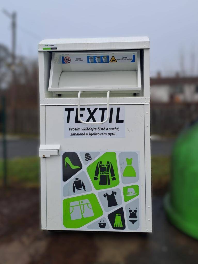 V obci je opět možnost odložení nepotřebného oblečení do kontejneru na textil.   Kontejner je umístěn stejně jako předchozí kontejner ve sběrném místě (hnízdě) u KD Kocába.