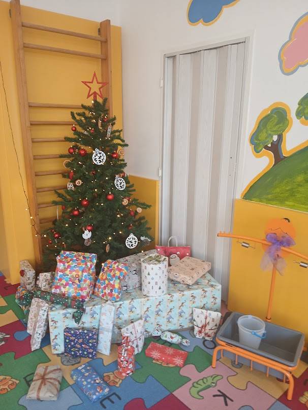 Dne 6. ledna 2026 proběhla ve školce vánoční nadílka, která přinesla spoustu radosti a úsměvů. Děti si rozbalily dárky, mlsaly cukroví a zpívaly koledy u stromečku. Moc děkujeme všem, kteří se na přípravě tohoto dne podíleli.