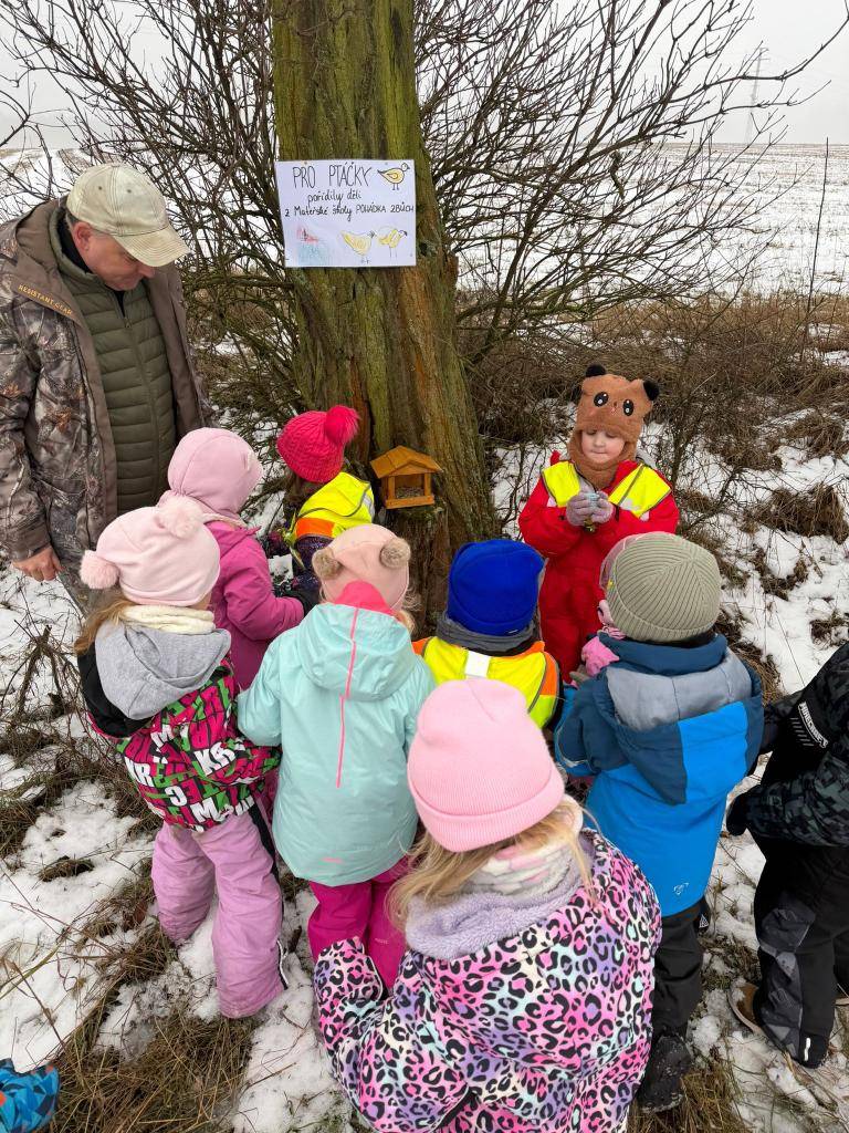 Děti ze třídy Žabek z MŠ POHÁDKA Zbůch si v minulém týdnu povídaly o tom, co dělají ptáčci v zimě. Nemají to lehké, a tak se děti rozhodly, že jim pomohou!