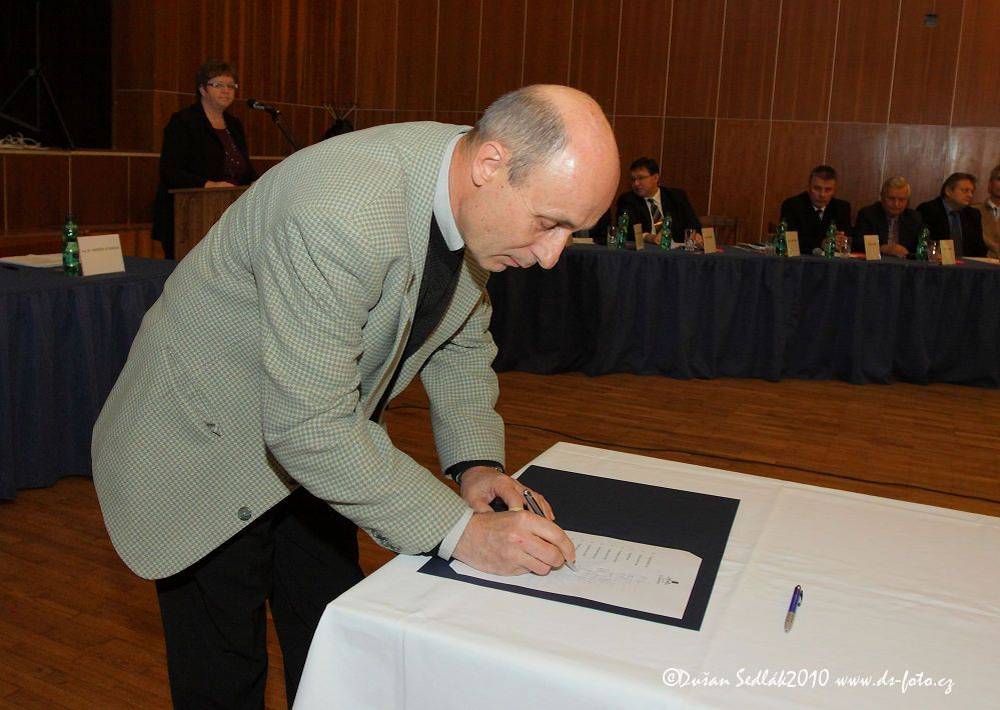 Ve věku 71 let zemřel v neděli 8. února 2026 člen zastupitelstva města, dlouholetý pedagog, ředitel městských kulturních zařízení a výtvarník. Podlehl dlouhé a těžké nemoci.